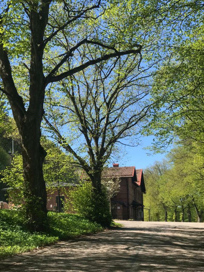 Tree Top Hill - The Old Station House - Bastad Holiday Apartments Buitenkant foto